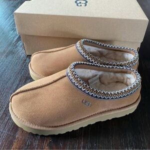 NIB Women’s Ugg Tasman - Chestnut - Size 8